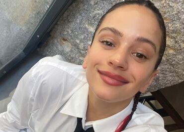 Rosalía enseña cómo llevar el estilo preppy con minifalda y mocasines