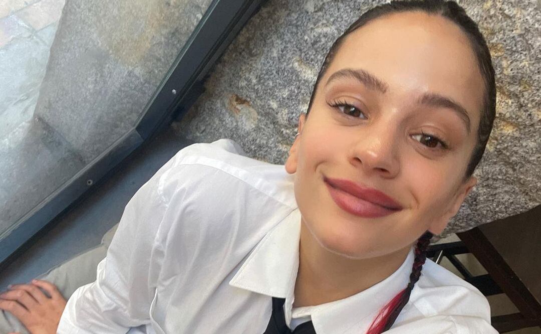 Rosalía viste un look de estilo preppy en los días de su gira "Motomami World Tour" / Foto: Instagram @rosalia.vt