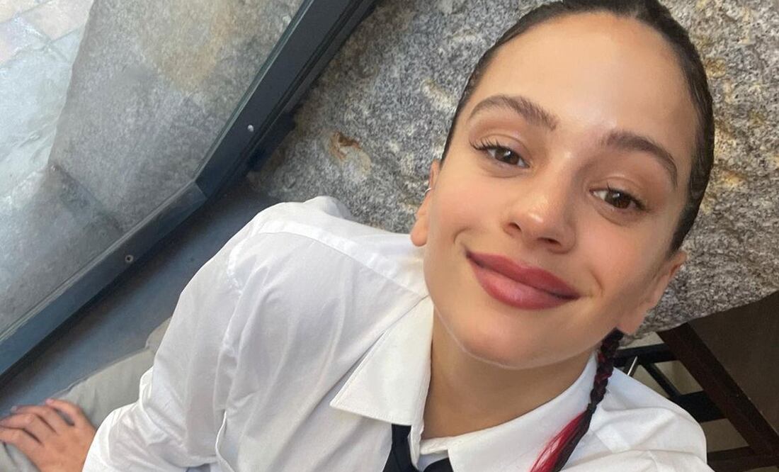 Rosalía viste un look de estilo preppy en los días de su gira "Motomami World Tour" / Foto: Instagram @rosalia.vt