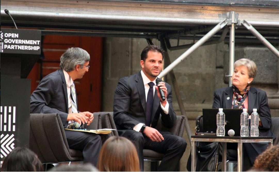 El funcionario federal ofreció una charla sobre gobierno transparente. /Tomada de Twitter