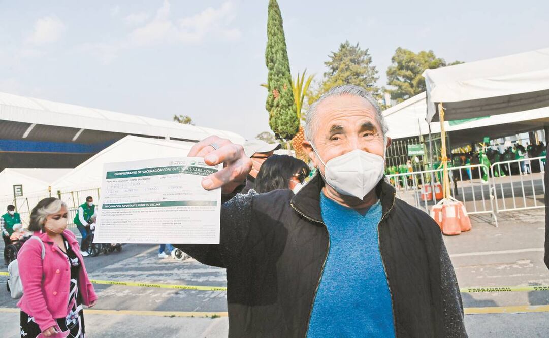 El señor Alfredo muestra con orgullo y felicidad su comprobante de vacunación luego de recibir la segunda dosis de Pfizer en Campo Marte, en la alcaldía Miguel Hidalgo. Foto: Armando Martínez/ El Universal.
