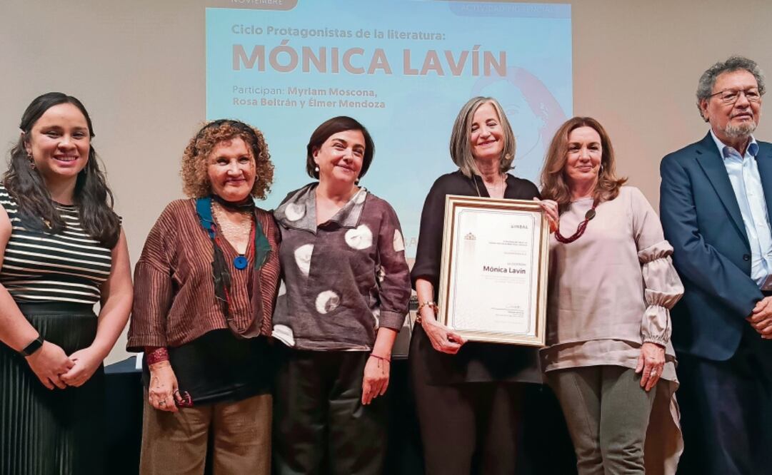 Myriam Moscona, Alejandra de la Paz, Mónica Lavín, Rosa Beltrán y Élmer Mendoza, durante el homenaje. Foto: José Quezada | El Universal