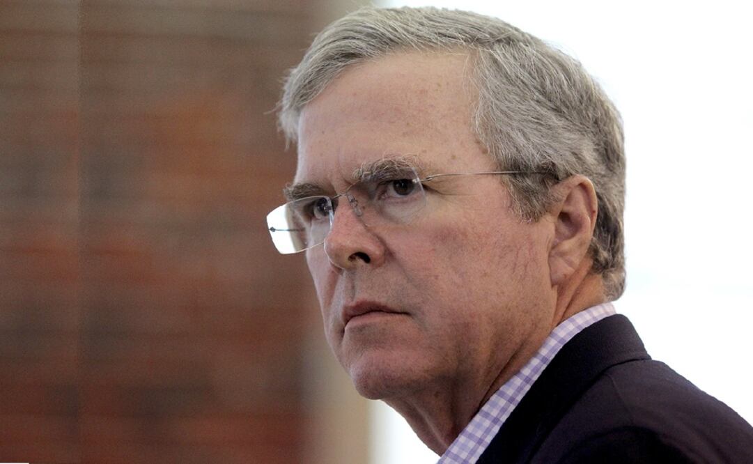 Jeb Bush llama "patético" a Trump por criticar a su hermano