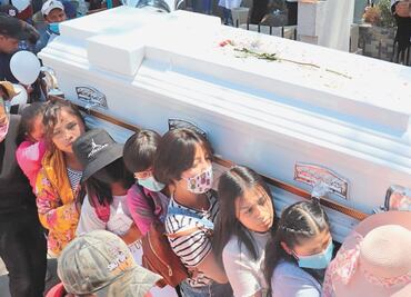 Niñas cargan ataúd de su amiga Wendy Yoselin de 16 años asesinada en Xonacatlán, Edomex