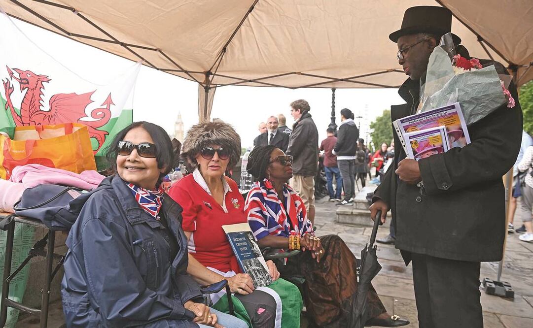 Vanessa Nathakumaran (izq.) fue la primera persona en llegar al lugar designado para hacer cola en Victoria Tower Gardens. Foto: Neil Hall/ EFE
