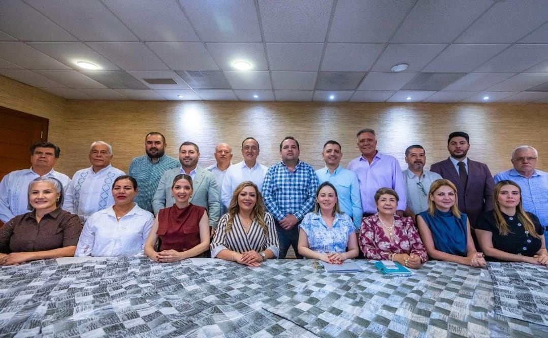 La gobernadora interina de Sinaloa presidió una reunión con 18 de los 20 alcaldes. Foto: Especial