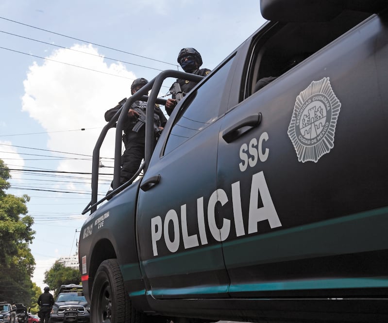 Policías recorren la zona en busca de indicios de los ladrones. Foto: Archivo. EL UNIVERSAL