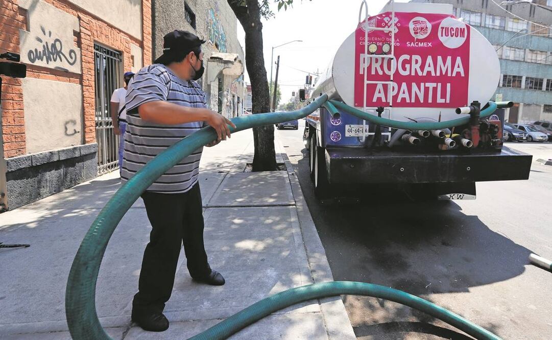 Las pipas abastecen de agua a colonias como Pensador Mexicano, Peñón de los Baños, Morelos, Jamaica y Balbuena. Foto: Berenice Fregoso/ EL UNIVERSAL.