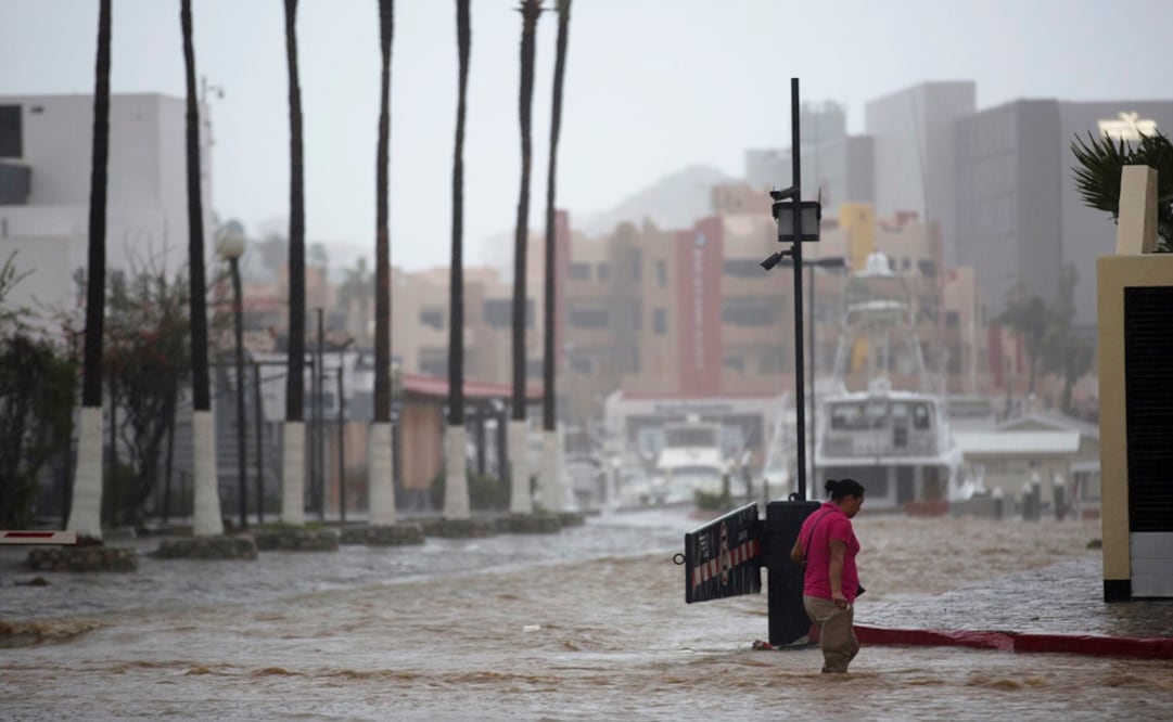 A su paso por la entidad dejó también inundaciones en algunas colonias de Los Cabos y La Paz. Foto: AP