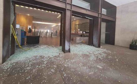 VIDEO: Normalistas lanzan petardos ahora a la SRE en protesta por los 43 desaparecidos de Ayotzinapa