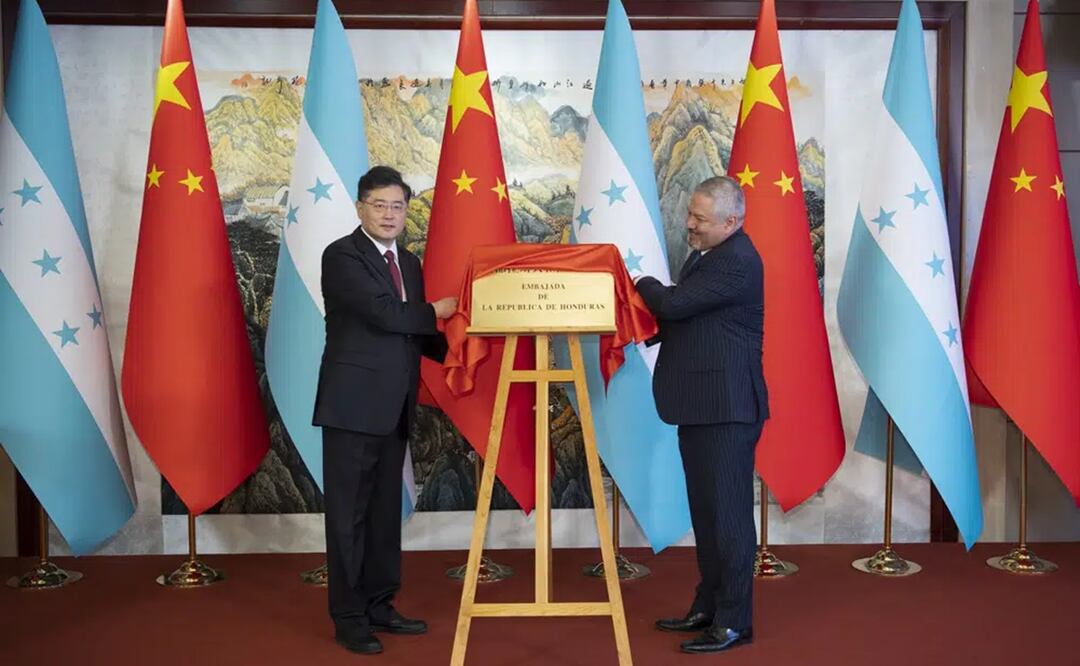 El ministro de exteriores de China Qin Gang, y su homólogo hondureño Enrique Reina revelan una placa en la embajada de Honduras en Beijing. Foto: AP