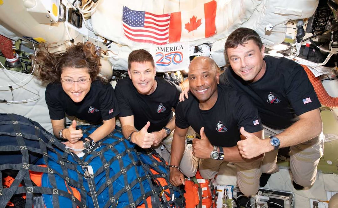 Fotografía cedida por la NASA donde aparecen los integrantes de la tripulación de la misión Artemis II, los astronautas de la NASA, la especialista de misión Christina Koch (i), el piloto Victor Glover (2d), el comandante Reid Wiseman (d), y el astronauta de la Agencia Espacial Canadiense (CSA), el especialista de misión Jeremy Hansen (2i), posando este martes en el interior de la nave espacial Orion. Foto: EFE