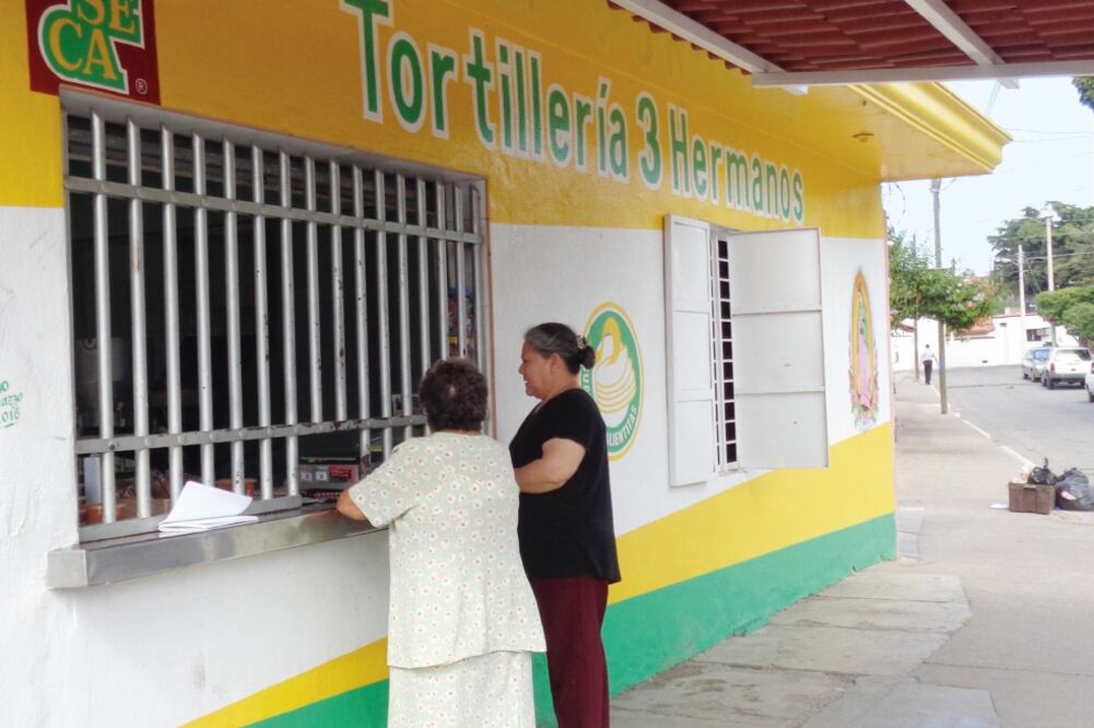 Impacto. Tortilleros aseguran que sus costos de producción han registrado un alza de 25% y que la venta de su producto ha bajado (JAVIER CABRERA. EL UNIVERSAL)