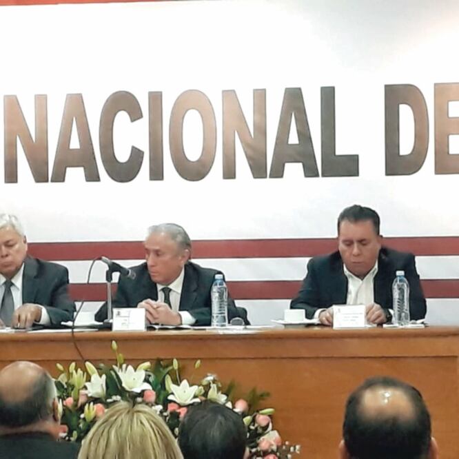 Joel Ayala Almeida (centro), dirigente de la FSTSE, dijo que la descentraliz ac ió n de las dependencias deberá proteger la unidad de las familias.