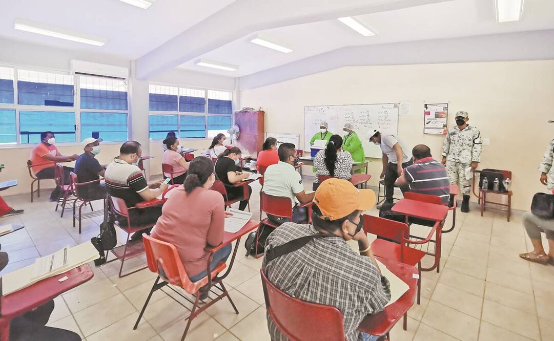 Sentados en los pupitres de los alumnos, los docentes esperaron pacientemente su turno para que les pusieran la vacuna contra el Covid-19, en lo que fue el primer día de vacunación a profesores en Oaxaca. Foto: Roselía Chaca/ El Universal.