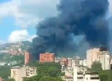 VIDEO: Se registra fuerte incendio en bodega en Caracas