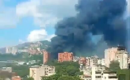 VIDEO: Se registra fuerte incendio en bodega en Caracas