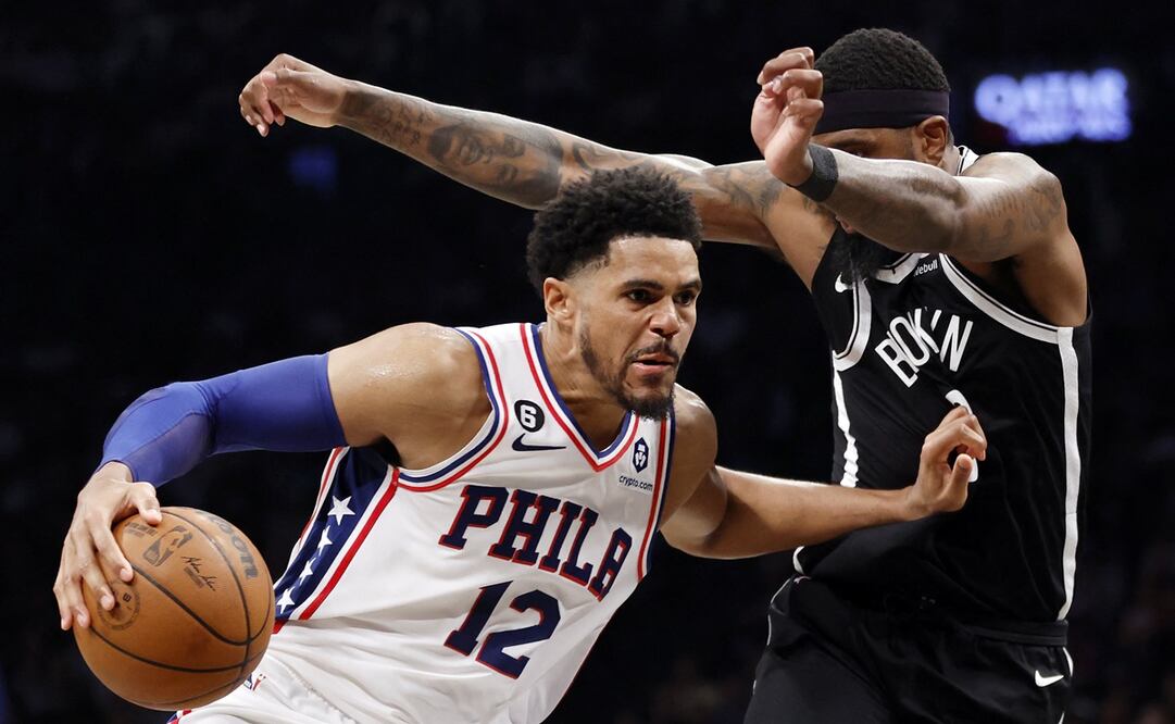 Tobias Harris de Filadelfia se saca de encima a Royce O'Neale de Brooklyn / Foto: AFP