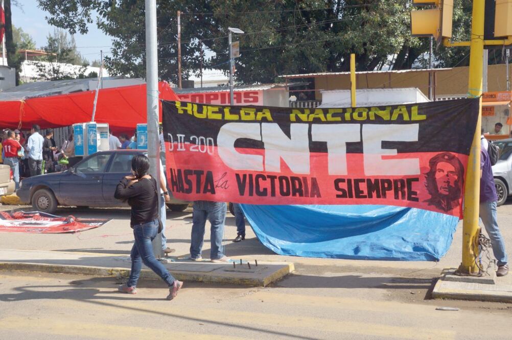 Maestros cumplen más de 24 horas con la toma de las instalaciones del IEEPO como medida de presión para instalar una mesa de diálogo con el gobierno (ÉDWIN HERNÁNDEZ. EL UNIVERSAL)