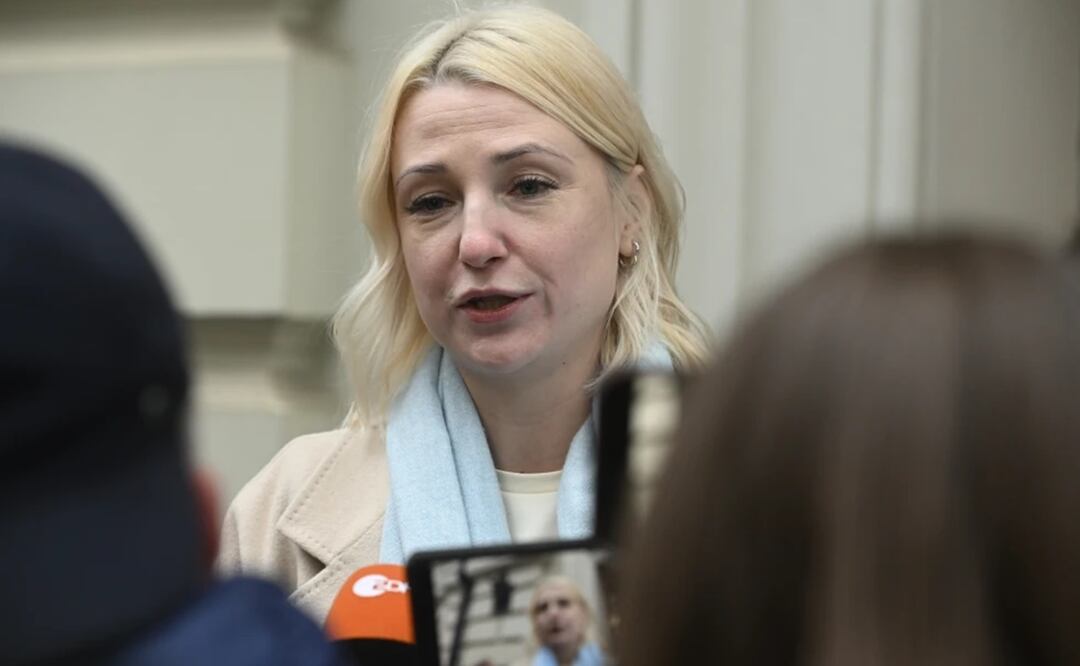 La aspirante presidencial rusa Yekaterina Duntsova habla con periodistas afuera del Tribunal Supremo de Rusia, en Moscú, el 27 de diciembre de 2023. Foto: AP