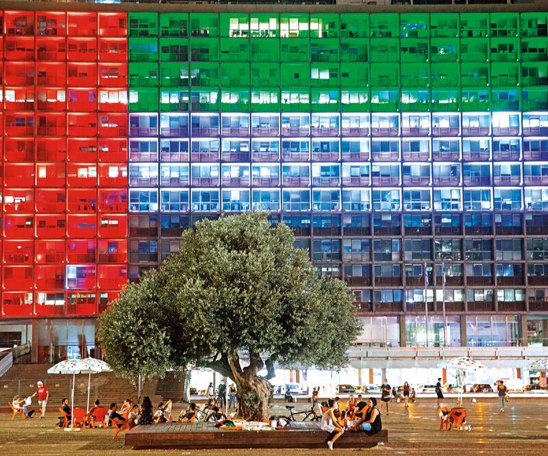 El ayuntamiento de Tel Aviv se iluminó ayer con las banderas de Emiratos Árabes Unidos y de Israel, tras el acuerdo. Foto: ODED BALILTY. AP