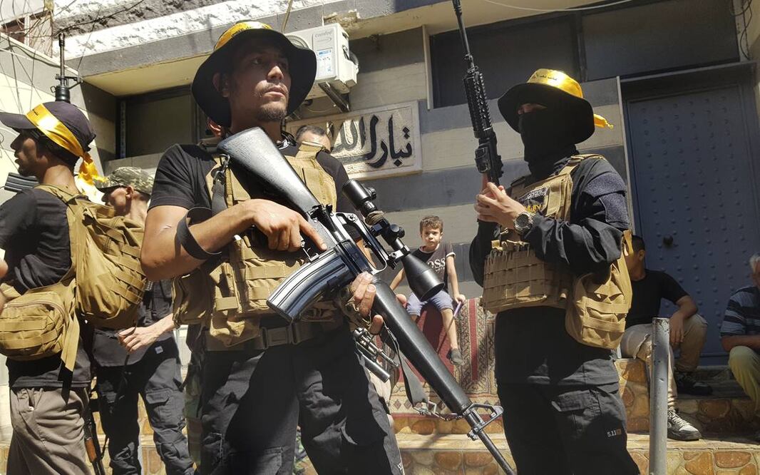 Combatientes palestinos de Fatah de las Brigadas de los Mártires de Al-Aqsa, hacen guardia. Foto: AP