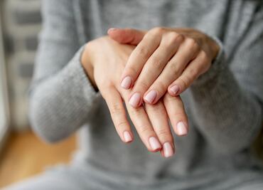 Qué hábitos desgastan las uñas y las vuelven quebradizas