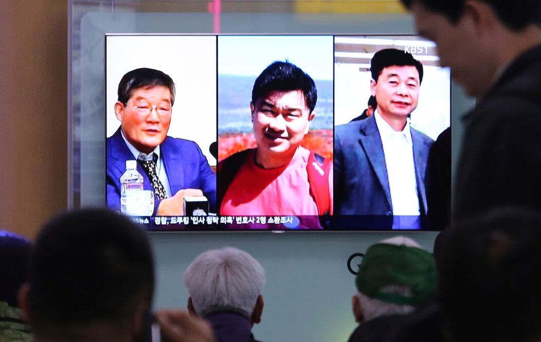 Los estadounidenses Tony Kim, Kim Hak Song y Dong Chul Kim fueron liberados por el gobierno de Norcorea. Foto: AP