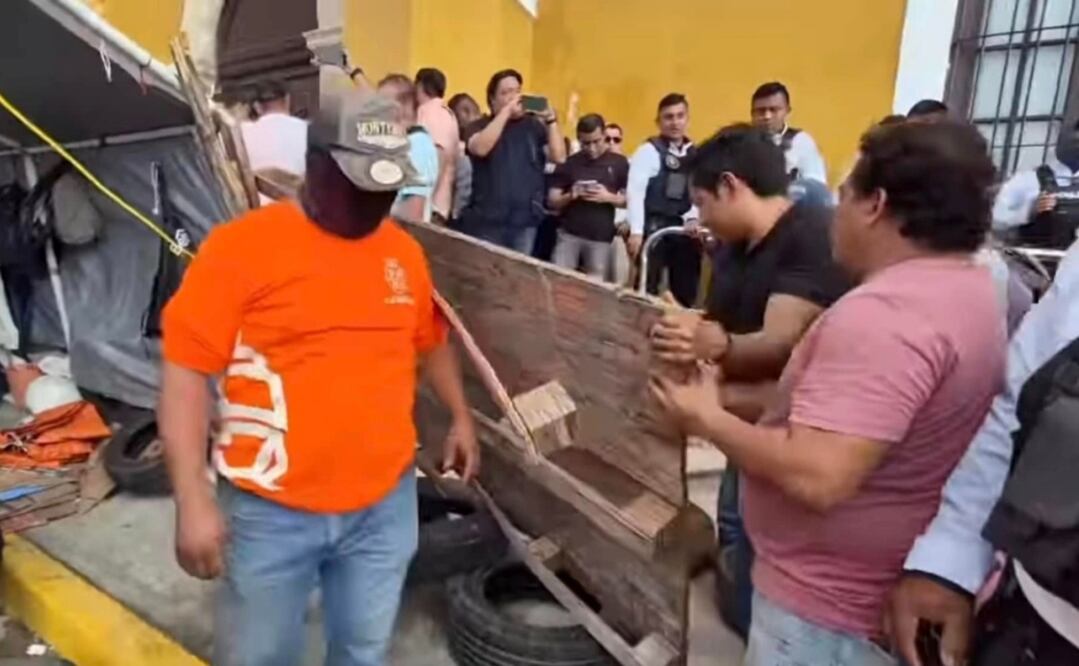 Trabajadores despedidos del Ayuntamiento de Campeche mantenían plantón en una parte de la comuna. Foto: Especial