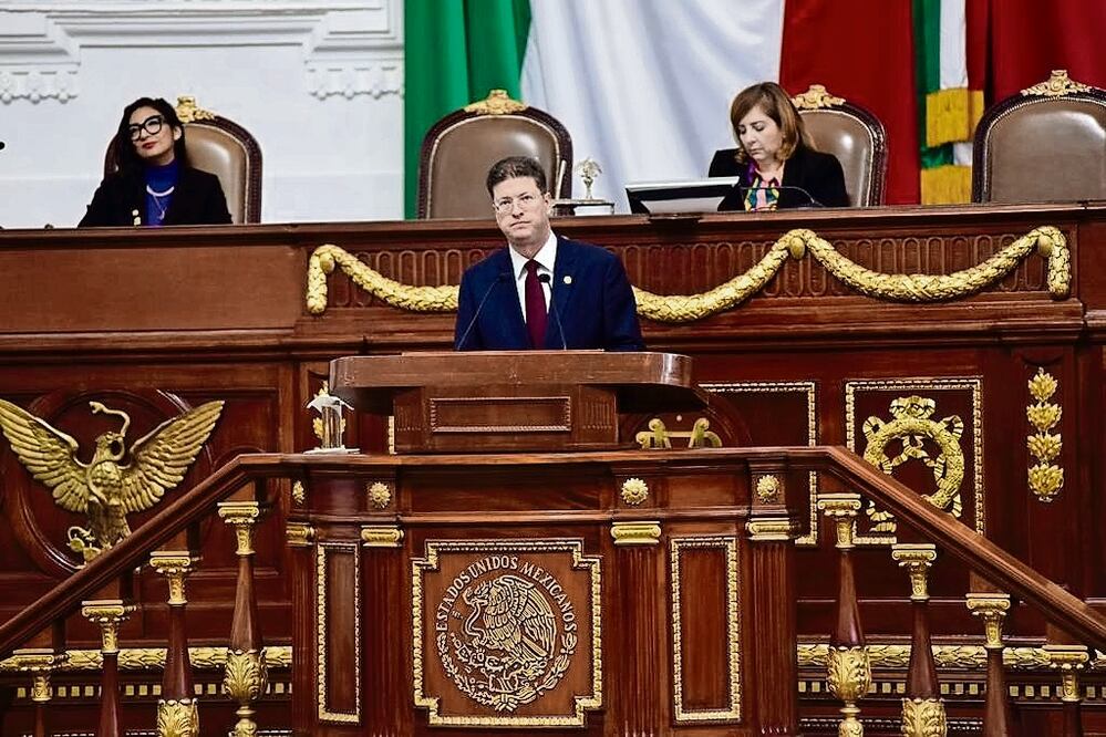 Pablo Vázquez compareció ayer ante el Congreso capitalino, como parte de la glosa por el Quinto Informe de Gobierno. Foto: Especial
