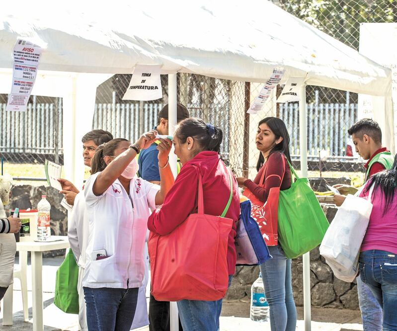 Tomar la temperatura a los familiares de los internos es una medida del gobierno para evitar contagios de Covid-19 dentro de los penales. ARCHIVO EL UNIVERSAL