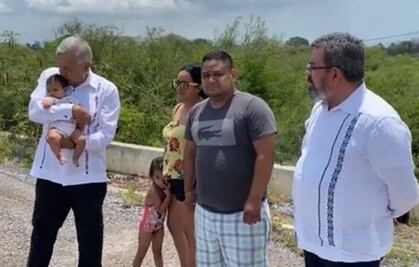 AMLO retoma costumbre de acercarse con sus simpatizantes; carga y besa a bebé en grabación