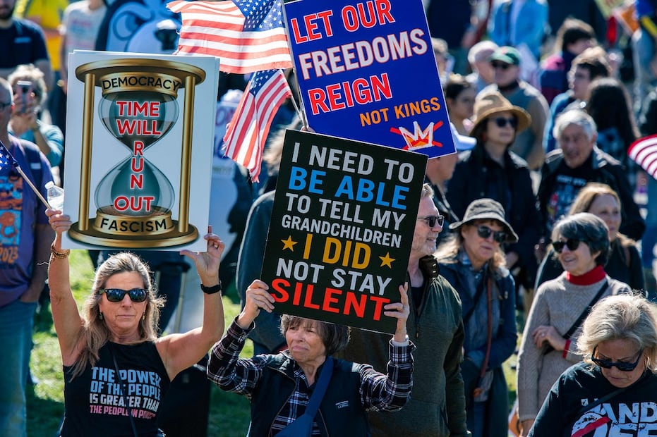Personas participan en una jornada nacional de protestas "Sin Reyes", contra el mandatario Donald Trump, en Boston, Massachusetts. Foto: AFP