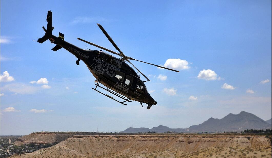 Un helicóptero de la Policía patrulla la frontera bajo la "Operación Espejo" en coordinación con la Patrulla Fronteriza de Estados Unidos en Ciudad Juárez, Chihuahua, el 20 de agosto de 2025. Foto: AFP