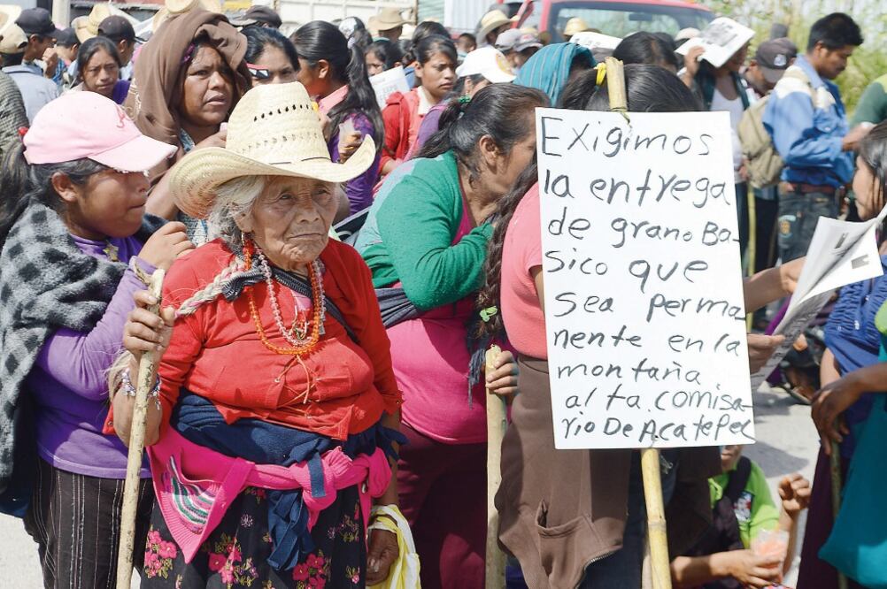 Más de 2 mil personas partieron en caravana desde Tlapa a Chilpancingo el lunes pasado para exigir la reconstrucción de sus comunidades; el martes visitaron la Normal Rural de Ayotzinapa (DASSAEV TÉLLEZ. EL UNIVERSAL)