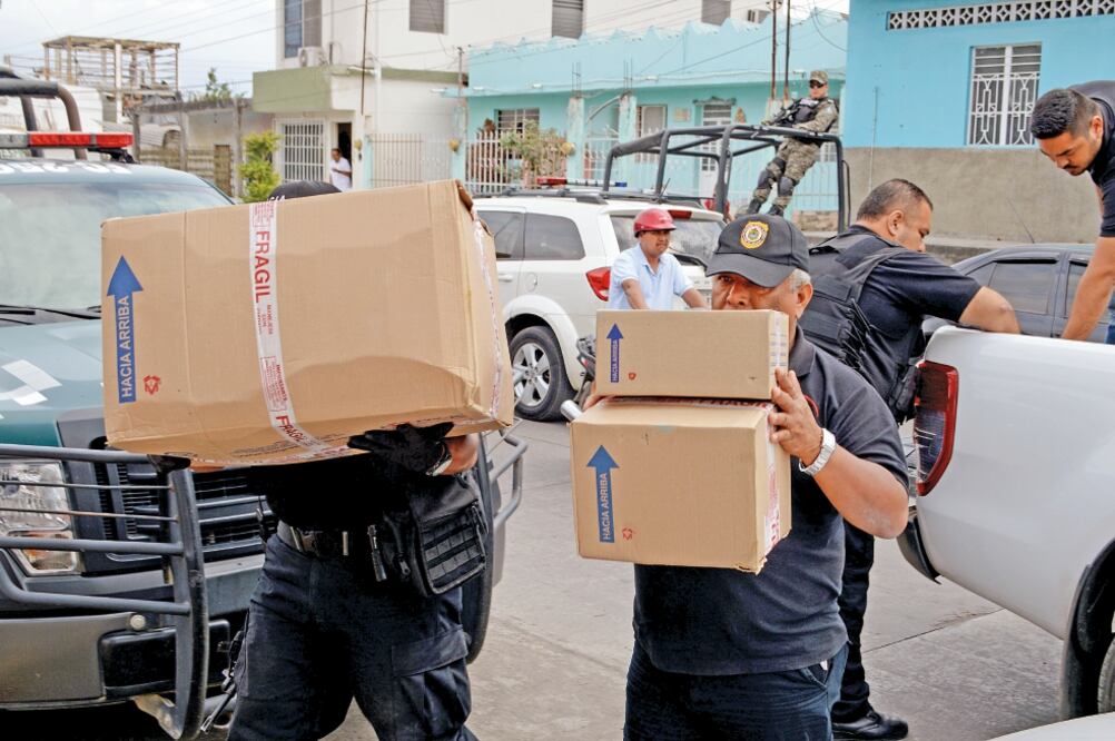 Autoridades intentaron, el martes, entregar cajas con evidencias encontrada s en Tlalixcoyan, pero el padre de uno de los muchachos no los recibió (CORTESÍA JOSÉ LUIS SALAZAR)