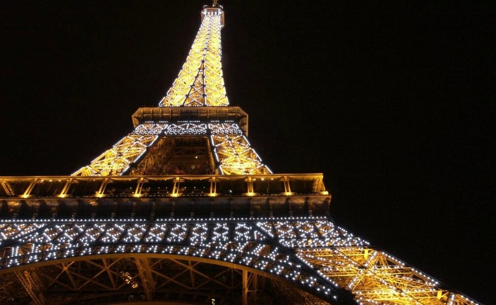 Torre Eiffel. Se necesitaron 36 millones de dólares especialmente para adquirir el acero necesario. Hoy armar la torre tendría un costo de 31 millones 184 mil 900 dólares gastando el dinero en remaches, acero, focos, pintura y mano de obra. Foto: AFP Photo/ Bertrand Guay, Archivo EL UNIVERSAL. 