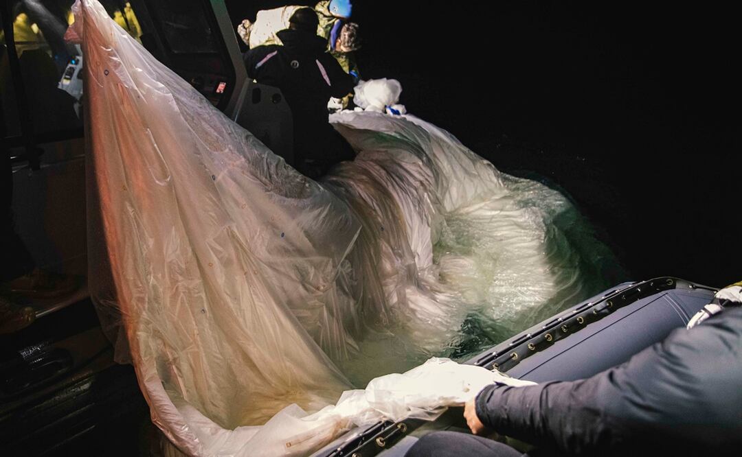 Marineros asignados al Grupo 2 de Eliminación de Artefactos Explosivos recuperan el globo de vigilancia chino del mar. Foto: EFE