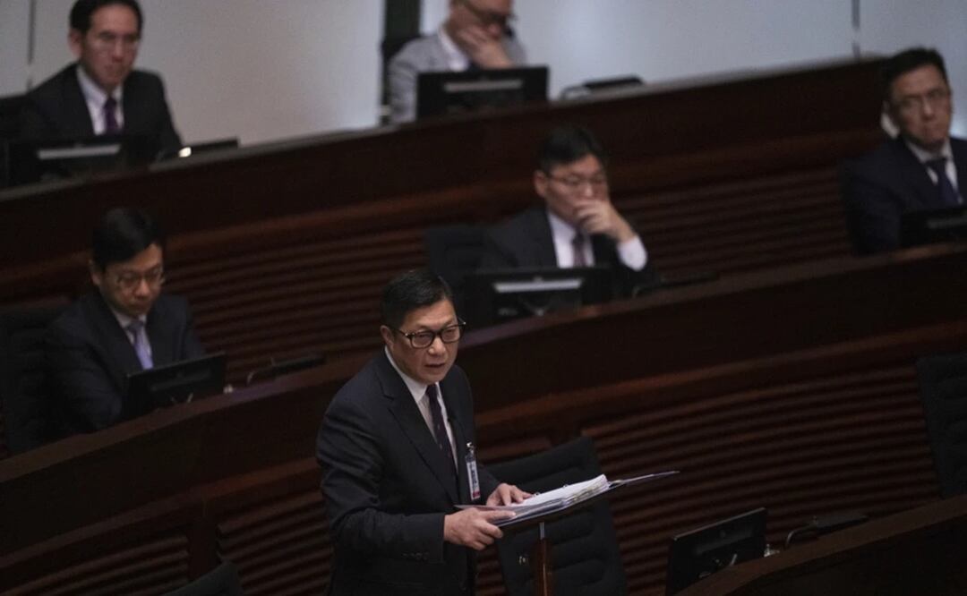 El secretario de seguridad de Hong Kong Chris Tang habla durante la segunda lectura del Artículo 23 de la Ley Básica en el Consejo Legislativo de Hong Kong, el martes 19 de marzo de 2024. Foto: AP