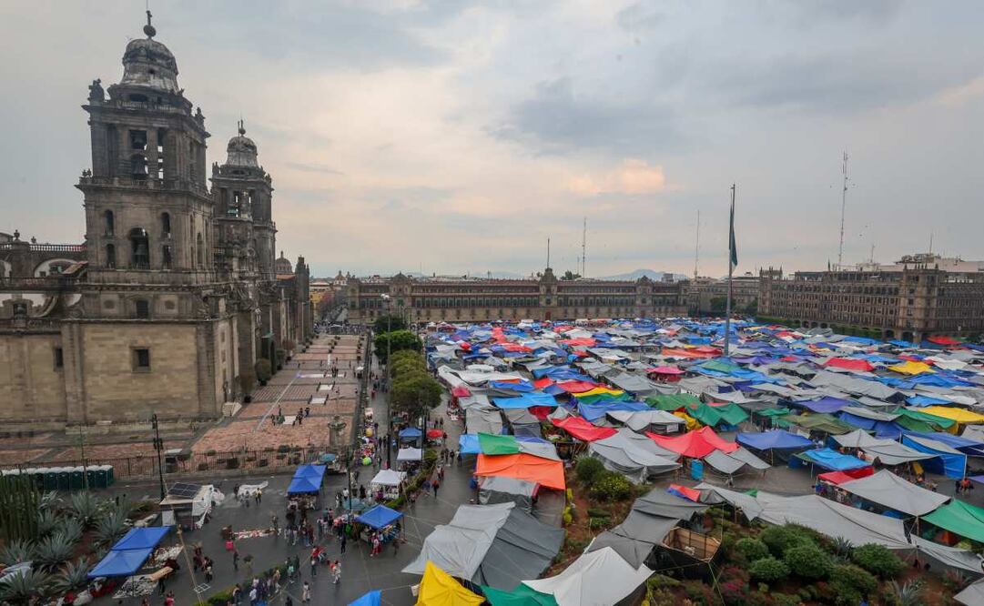 Maestros de la CNTE continúan con su plantón en la explanada del Zócalo capitalino. Foto: Axel Sánchez/ EL UNIVERSAL