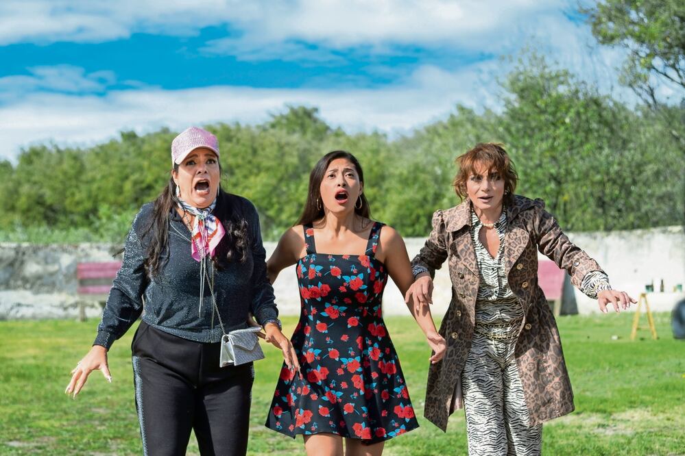 Claudia Río, Aketzali Verástegui y Silvia Navarro forman parte de la familia de don Poli. Foto: Videocine