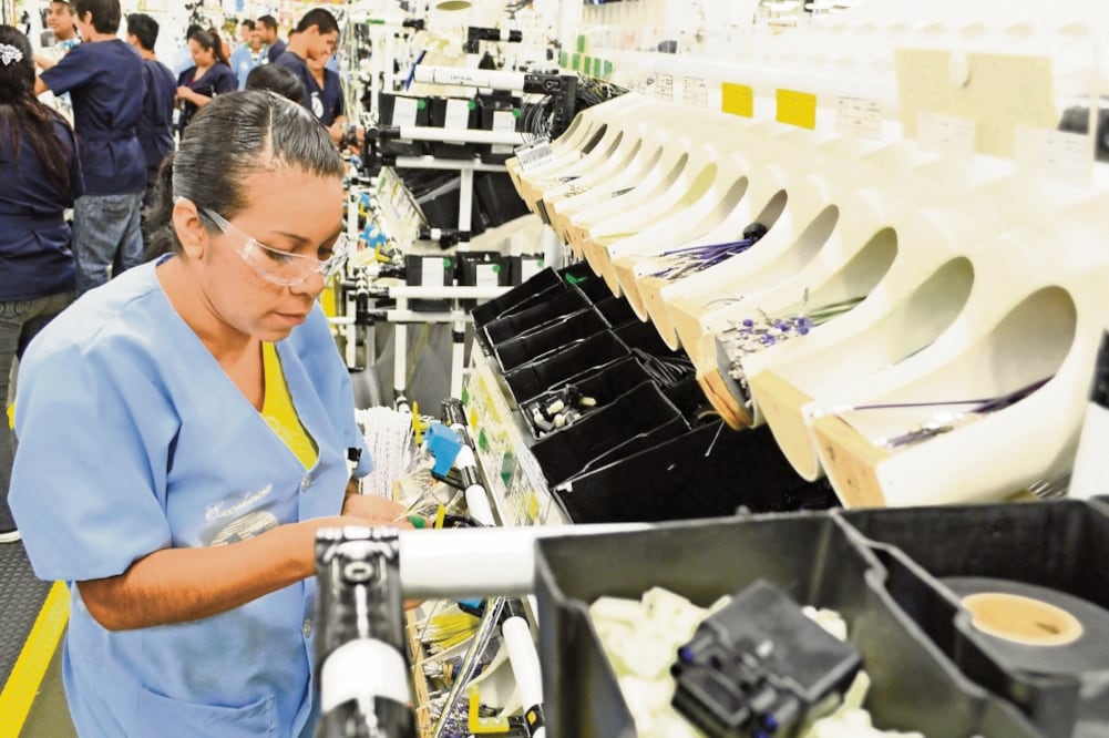 Los expertos alertan que de seguir la desaceleración económica, algunos de los fabricantes nacionales pueden realizar paros técnicos. Foto: ARCHIVO EL UNIVERSAL