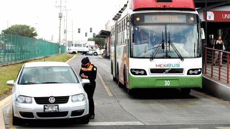 Sin control, invasión de carriles exclusivos del Mexibús; policías de tránsito solo amonestan a conductores