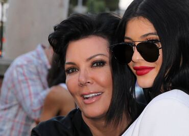 Mamá de Kylie Jenner la hackea para presentar cosméticos