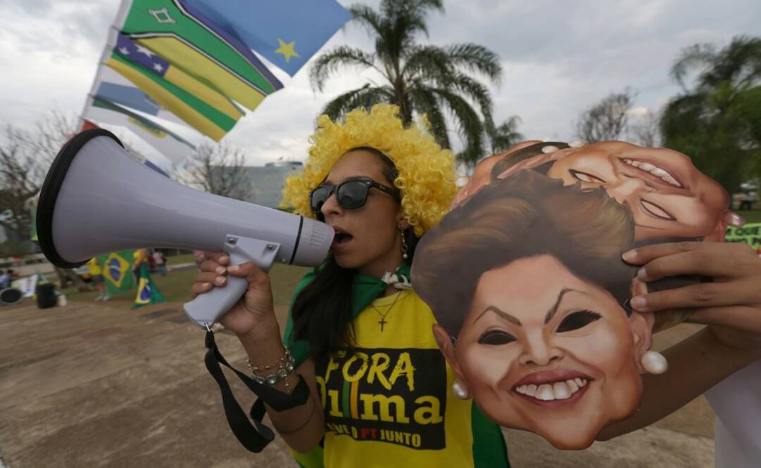 Un manifestante grita consignas contra la presidenta brasileña Dilma Rousseff afuera de la Corte Federal de Auditorías. (Foto: AP / Eraldo Peres)