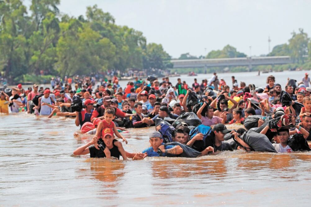 Según la última denuncia recibida por Front Line Defenders, autoridades mexicanas y estadounidenses habrían trabajado conjuntamente en la recopilación de datos de quienes cubren la caravana migrante. ESTEBAN BIBA. EFE