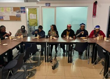 Dormitorio Municipal en Puebla abre sus puertas y ofrece cena navideña a personas sin hogar
