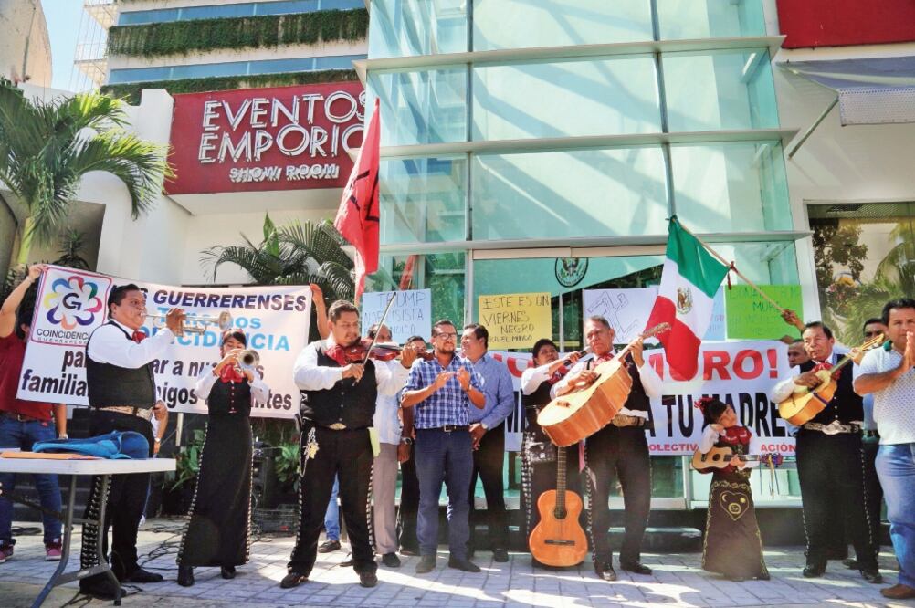 Los gobernadores esperan que el magnate valore su relación comercial con México y respete los derechos universales; en el consulado estadounidense en Acapulco, ciudadanos se manifestaron contra Donald Trump hasta con mariachi (DAVID GUZMÁN. XINHUA)