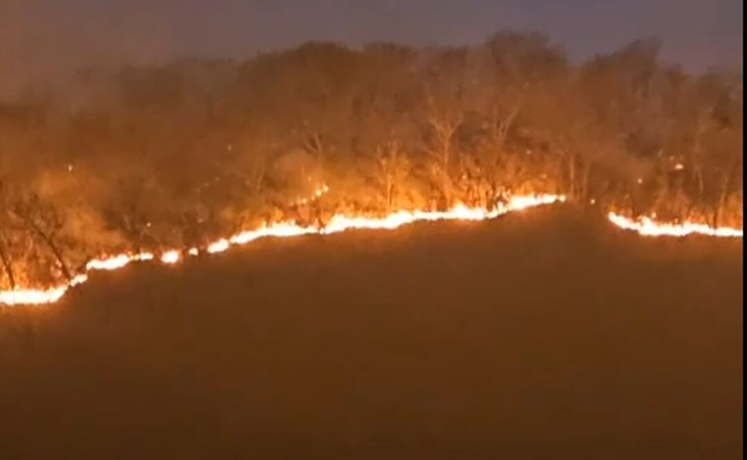 Personal de Protección Civil de Cuernavaca y de la Secretaría de Desarrollo Sustentable combaten un incendio forestal al poniente de Cuernavaca. Foto: especial