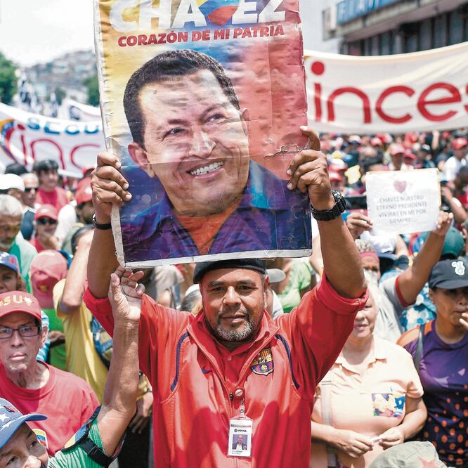 Apoyo. Seguidores de Nicolás Maduro conmemoran el regreso al poder de Hugo Chávez, tras un fallido golpe de Estado, en Caracas. FEDERICO PARRA. AFP